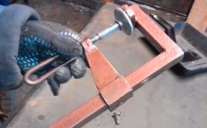 Самодельные и заводские струбцины для сварочных работ