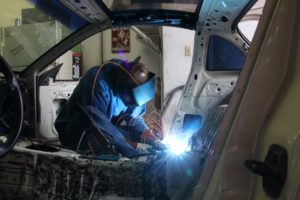 Ремонт кузова автомобиля при помощи сварки и без нее